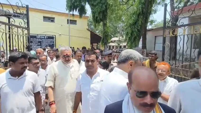'तीन हाथ जमीन' मामले में केंद्रीय मंत्री गिरिराज सिंह को बड़ी राहत, एमपी-एमएलए कोर्ट से मिली जमानत 3