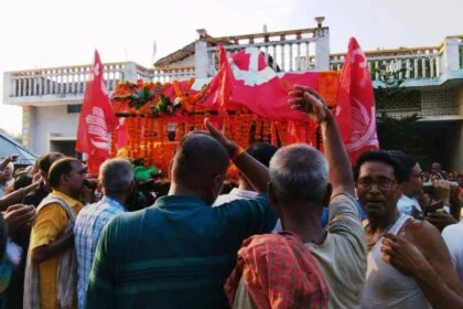 शोक में डूबा वीरपुर: पूर्व मुखिया व जिला पार्षद कामरेड रामविलास महतो के निधन पर उमड़ा जनसैलाब, नेताओं ने दिया 'लाल सलाम' 23