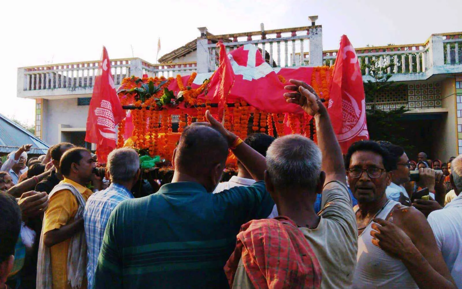 शोक में डूबा वीरपुर: पूर्व मुखिया व जिला पार्षद कामरेड रामविलास महतो के निधन पर उमड़ा जनसैलाब, नेताओं ने दिया 'लाल सलाम' 7