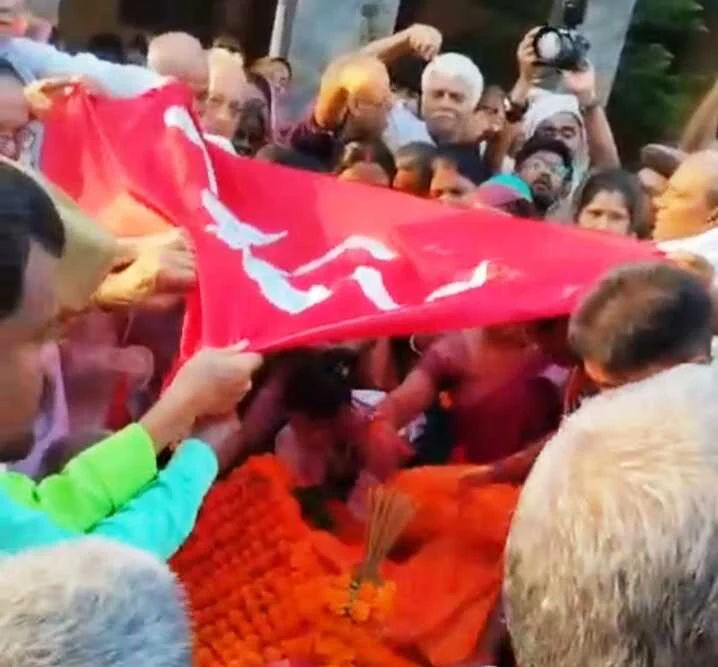 शोक में डूबा वीरपुर: पूर्व मुखिया व जिला पार्षद कामरेड रामविलास महतो के निधन पर उमड़ा जनसैलाब, नेताओं ने दिया 'लाल सलाम' 3