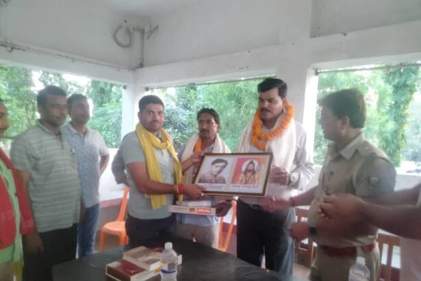 वीरपुर थाना में विदाई समारोह: नौला पुलिस पिकेट प्रभारी संजय सिंह और चौकीदार जवाहर पासवान हुए सेवानिवृत्त, दी गई भावभीनी विदाई 1