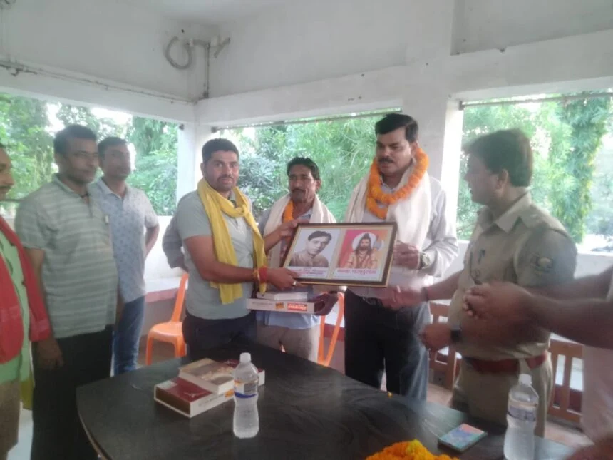 वीरपुर थाना में विदाई समारोह: नौला पुलिस पिकेट प्रभारी संजय सिंह और चौकीदार जवाहर पासवान हुए सेवानिवृत्त, दी गई भावभीनी विदाई 1