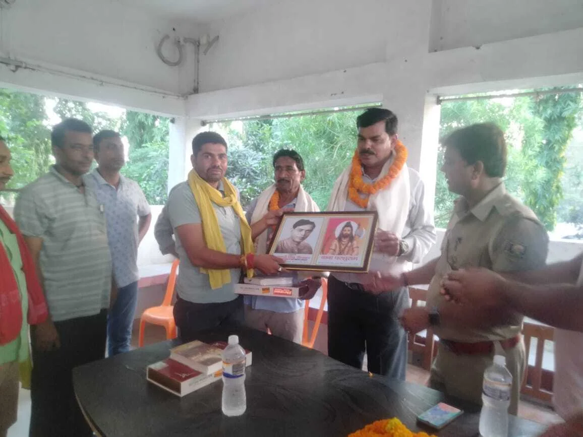 वीरपुर थाना में विदाई समारोह: नौला पुलिस पिकेट प्रभारी संजय सिंह और चौकीदार जवाहर पासवान हुए सेवानिवृत्त, दी गई भावभीनी विदाई 5