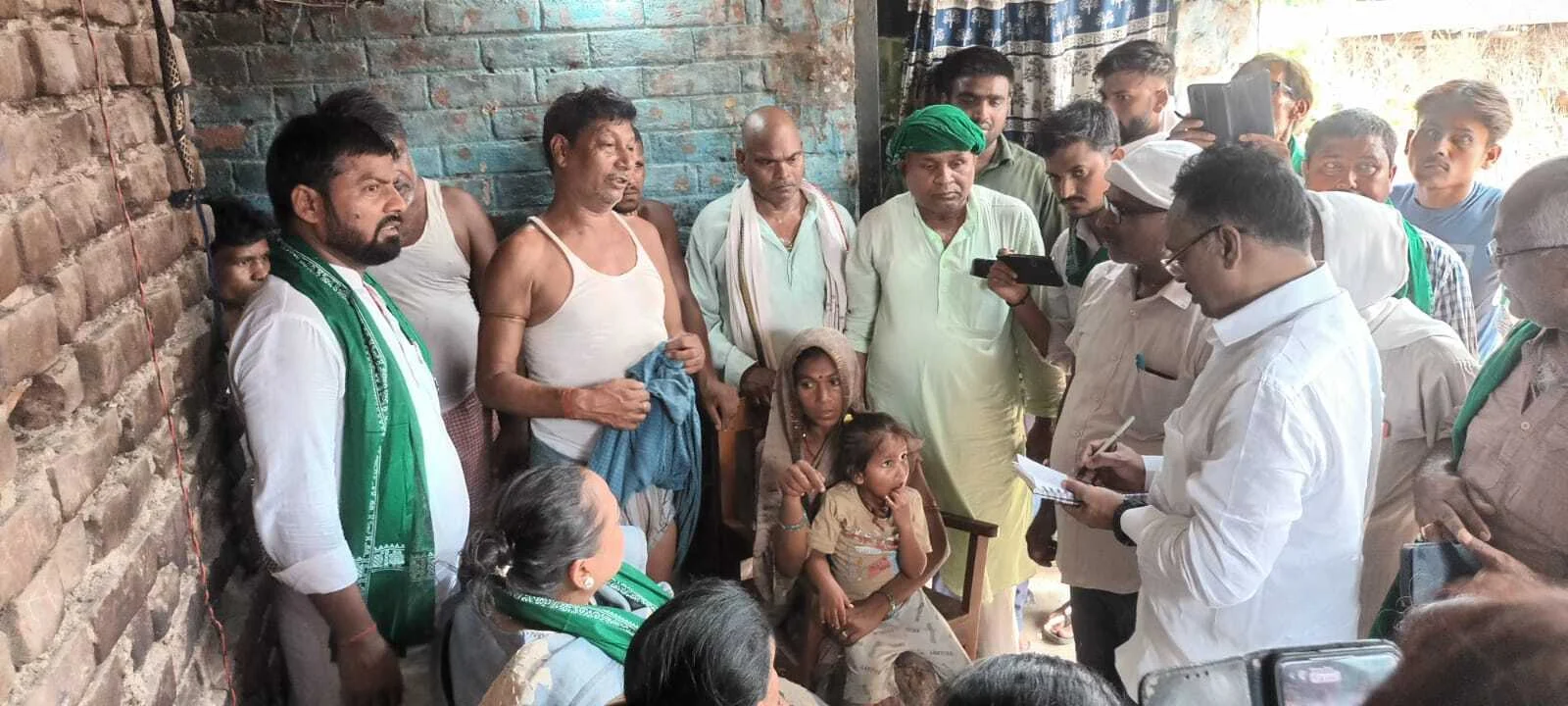 'डबल इंजन सरकार में 4 साल की बच्ची भी सुरक्षित नहीं': बछवाड़ा में पीड़ित परिजनों से मिलकर बरसीं राजद नेता उर्मिला ठाकुर 3