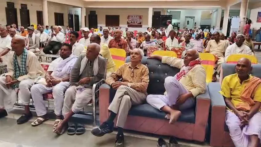 नालंदा: गिरियक प्रखंड के पावापुरी इलाके में झारखंड बिहार धार्मिक प्रतिष्ठान कर्मचारी महासंघ का तृतीय सम्मेलन का हुआ आयोजन, काराकाट के सांसद राजाराम सिंह रहे मौजूद 3