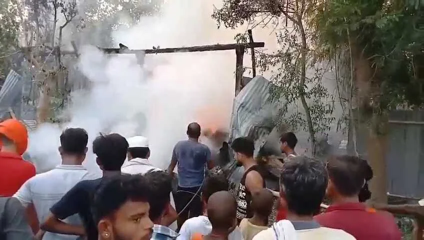 बेगूसराय में आग का तांडव: भीषण अग्निकांड में धू-धू कर जला रुई गोदाम, लाखों का नुकसान 2