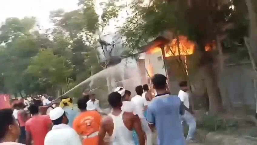 बेगूसराय में आग का तांडव: भीषण अग्निकांड में धू-धू कर जला रुई गोदाम, लाखों का नुकसान 3