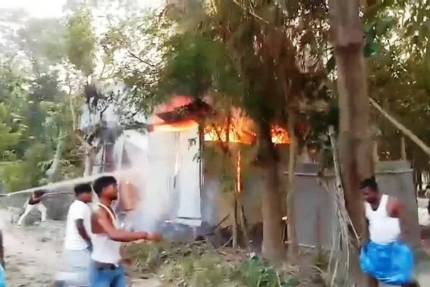 बेगूसराय में आग का तांडव: भीषण अग्निकांड में धू-धू कर जला रुई गोदाम, लाखों का नुकसान 1