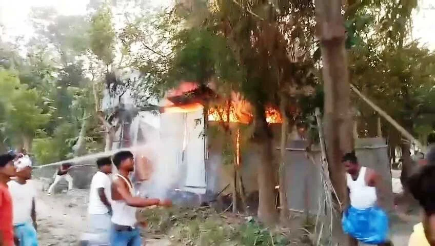 बेगूसराय में आग का तांडव: भीषण अग्निकांड में धू-धू कर जला रुई गोदाम, लाखों का नुकसान 1