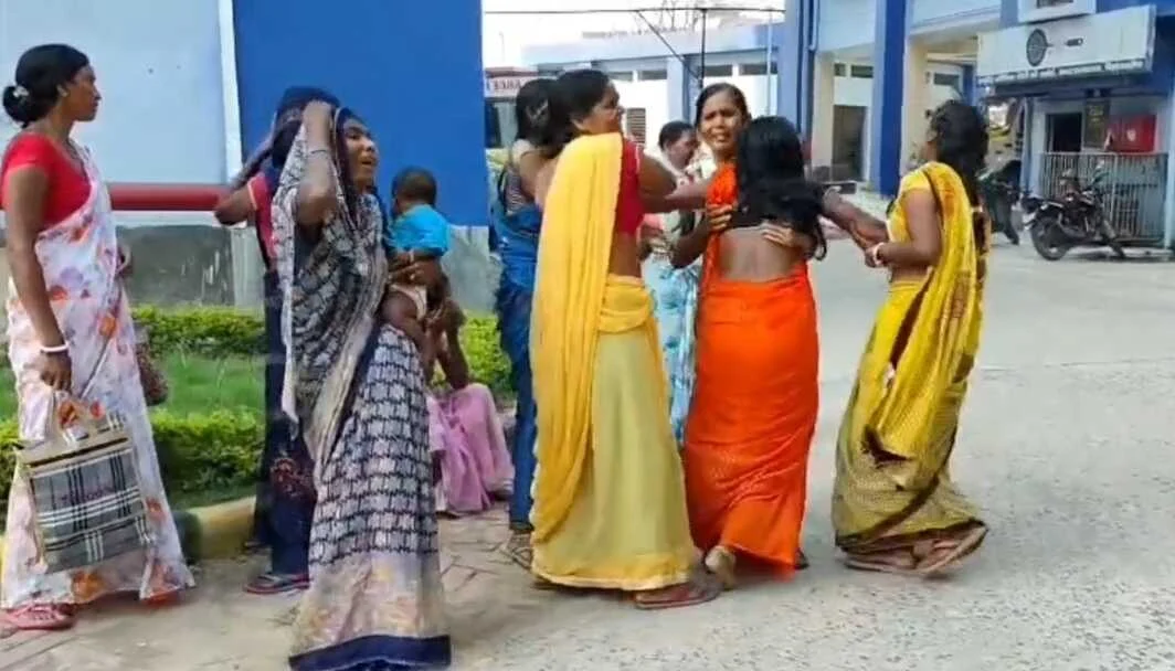 नालंदा: नूरसराय में बड़ा हादसा, पथरौरा गांव के पास सूखा इमली का पेड़ गिरने से युवक की दर्दनाक मौत, सड़क जाम 2