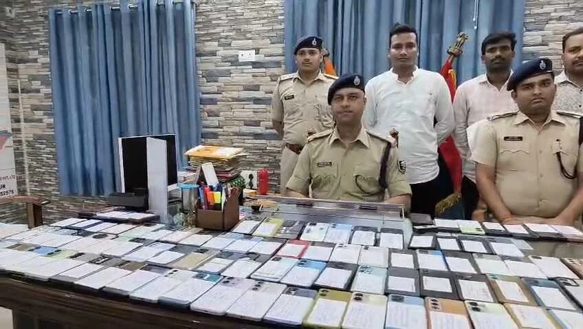 समस्तीपुर पुलिस का 'ऑपरेशन मुस्कान': 23 लाख के 91 चोरी व गुमशुदा मोबाइल बरामद, असली मालिकों को सौंपे 2