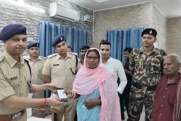 समस्तीपुर पुलिस का 'ऑपरेशन मुस्कान': 23 लाख के 91 चोरी व गुमशुदा मोबाइल बरामद, असली मालिकों को सौंपे 5