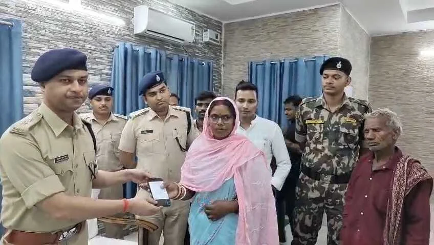 समस्तीपुर पुलिस का 'ऑपरेशन मुस्कान': 23 लाख के 91 चोरी व गुमशुदा मोबाइल बरामद, असली मालिकों को सौंपे 8