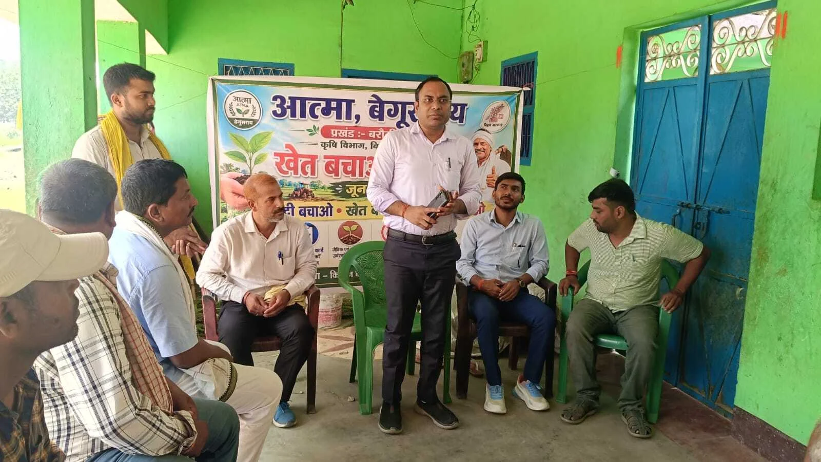 कृषक अपने खेतों की मिट्टी में रासायनिक उर्वरकों का संतुलित उपयोग करें- अभिषेक रंजन 2