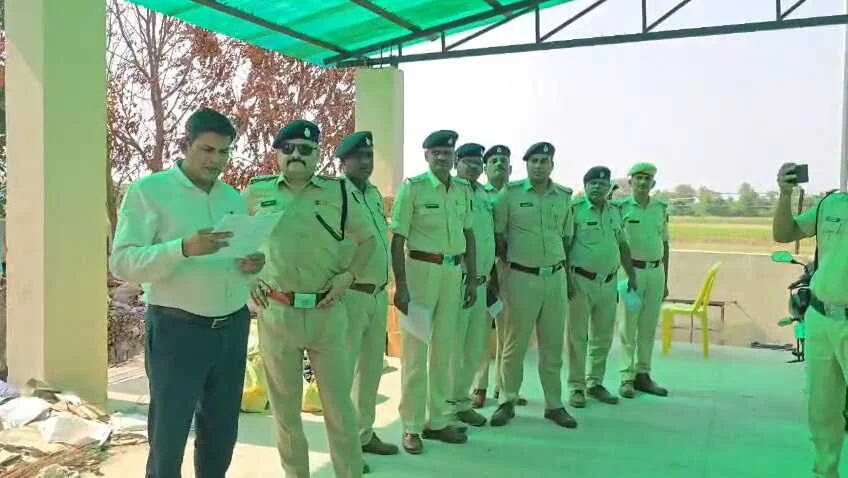 बेगूसराय के लाखो थाना परिसर में जेसीबी से रौंदी गई 14 हजार लीटर अवैध शराब, पुलिस ने किया बड़ा विनष्टीकरण 2