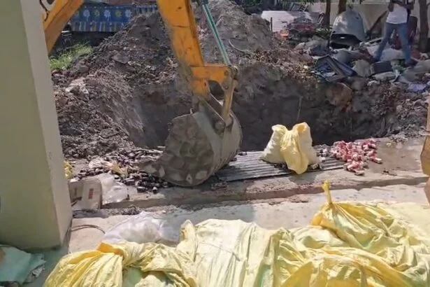 बेगूसराय के लाखो थाना परिसर में जेसीबी से रौंदी गई 14 हजार लीटर अवैध शराब, पुलिस ने किया बड़ा विनष्टीकरण 3