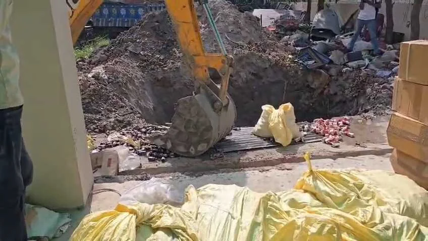 बेगूसराय के लाखो थाना परिसर में जेसीबी से रौंदी गई 14 हजार लीटर अवैध शराब, पुलिस ने किया बड़ा विनष्टीकरण 9