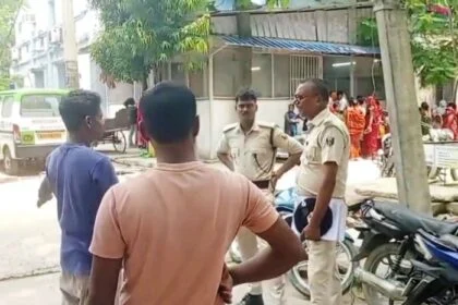 बेगूसराय स्टेशन पर बड़ा हादसा: बेटी से मिलने गुवाहाटी जा रहे रिटायर PWD कर्मी की चलती ट्रेन में चढ़ने के दौरान मौत 27