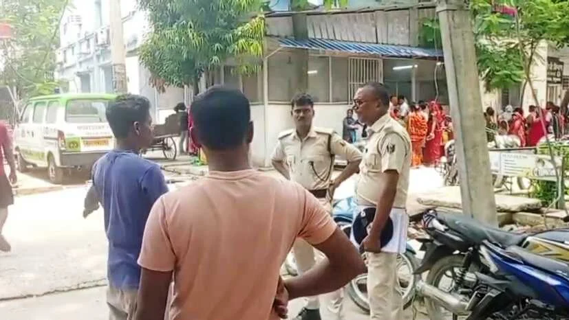 बेगूसराय स्टेशन पर बड़ा हादसा: बेटी से मिलने गुवाहाटी जा रहे रिटायर PWD कर्मी की चलती ट्रेन में चढ़ने के दौरान मौत 7
