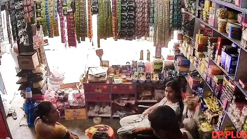 बेगूसराय के बलिया बाजार में किराना दुकान का ताला तोड़कर 50 हजार की चोरी, CCTV में कैद हुई वारदात 3