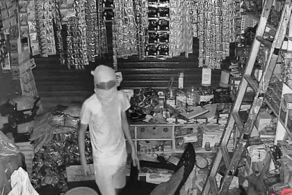 बेगूसराय के बलिया बाजार में किराना दुकान का ताला तोड़कर 50 हजार की चोरी, CCTV में कैद हुई वारदात 20