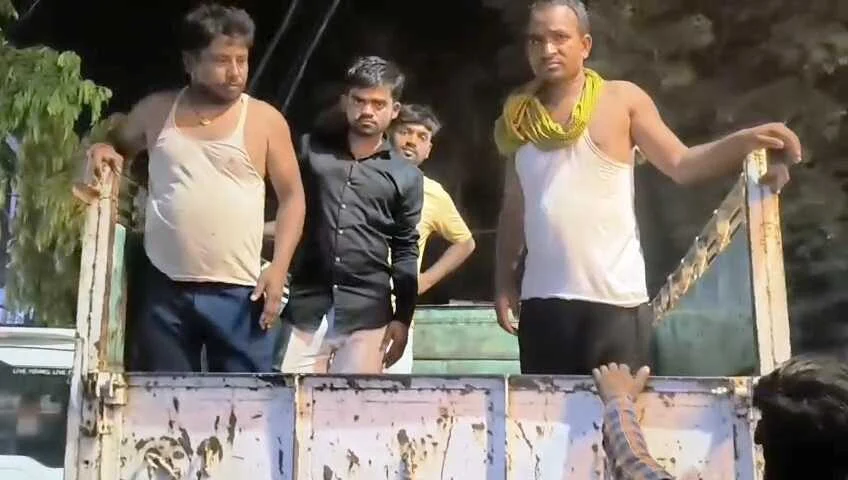 लापरवाही ने ली जान!  बेगूसराय में स्ट्रीट लाइट लगाने के दौरान करंट लगने से युवक की मौत, परिजनों का हंगामा 3