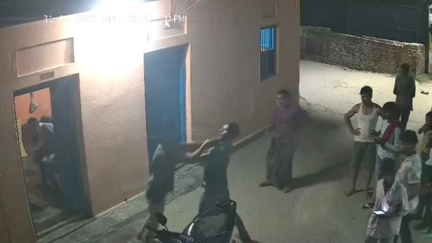 बेगूसराय में अपराधियों के हौसले बुलंद: तेघड़ा में चौकीदार को घेरकर बेरहमी से पीटा, सोशल मीडिया पर वीडियो वायरल 3