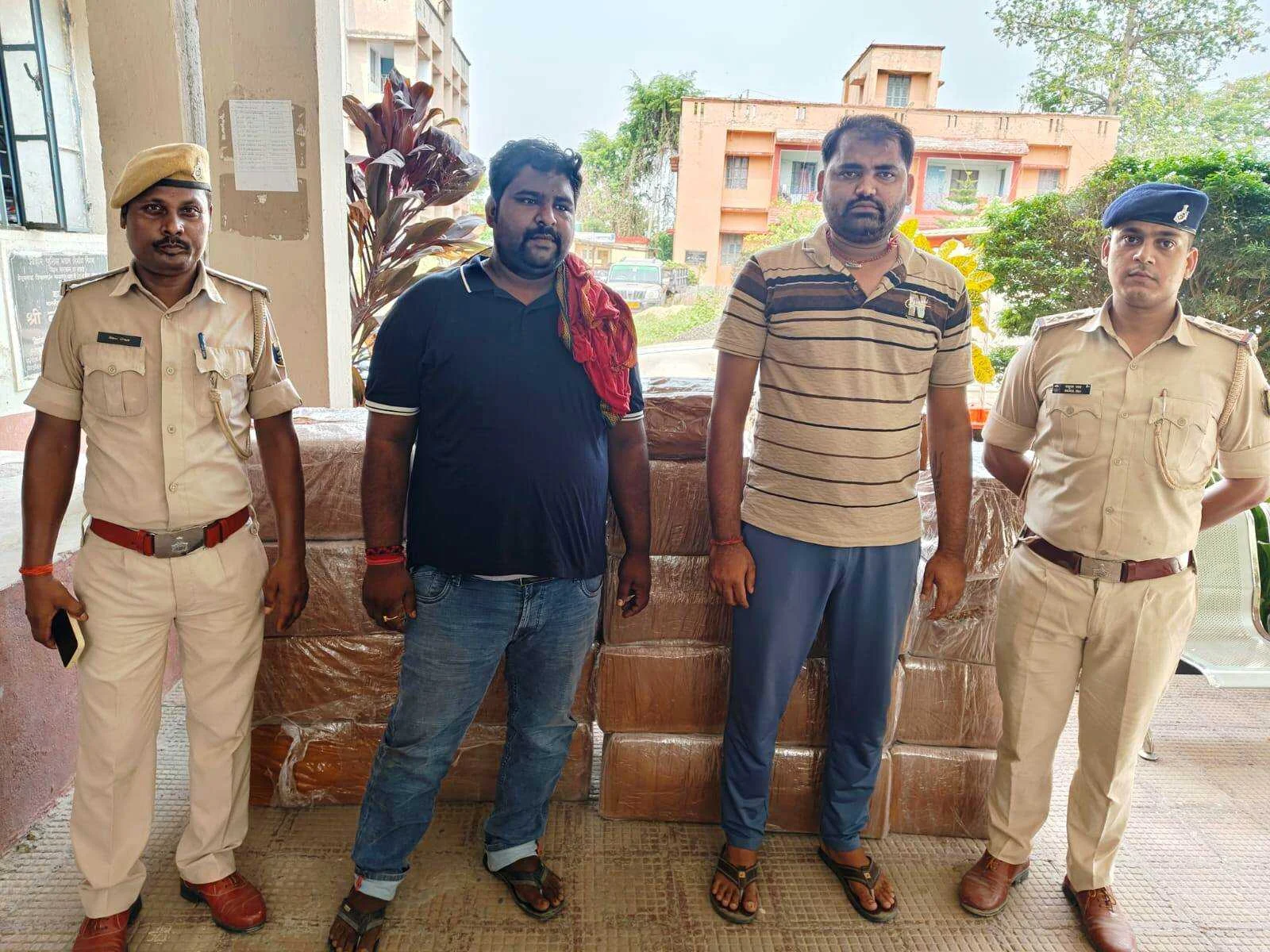 भगवानपुर पुलिस ने भारी मात्रा में विदेशी शराब के साथ दो तस्करों को दबोचा, वाहन व मोबाइल जब्त 4