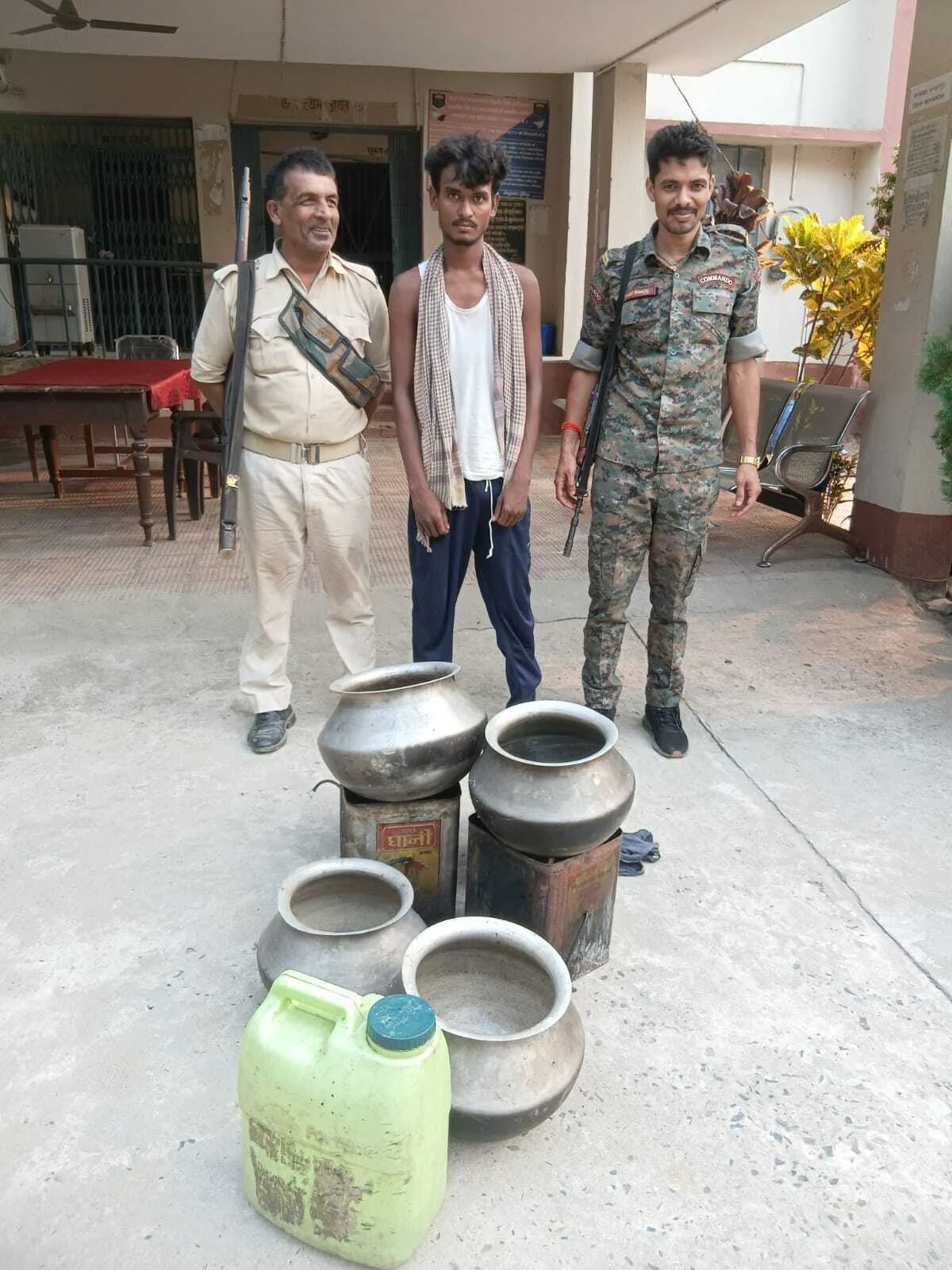 भगवानपुर पुलिस ने देशी शराब बनाने के उपकरण व 15 लीटर शराब के साथ एक कारोबारी को किया गिरफ्तार 5