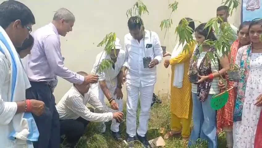 समस्तीपुर SMRCK कॉलेज में पर्यावरण दिवस पर संकल्प: प्राचार्य डॉ. कुमार अमरेंद्र बोले- सामूहिक प्रयासों से ही थमेगी ग्लोबल वार्मिंग 3