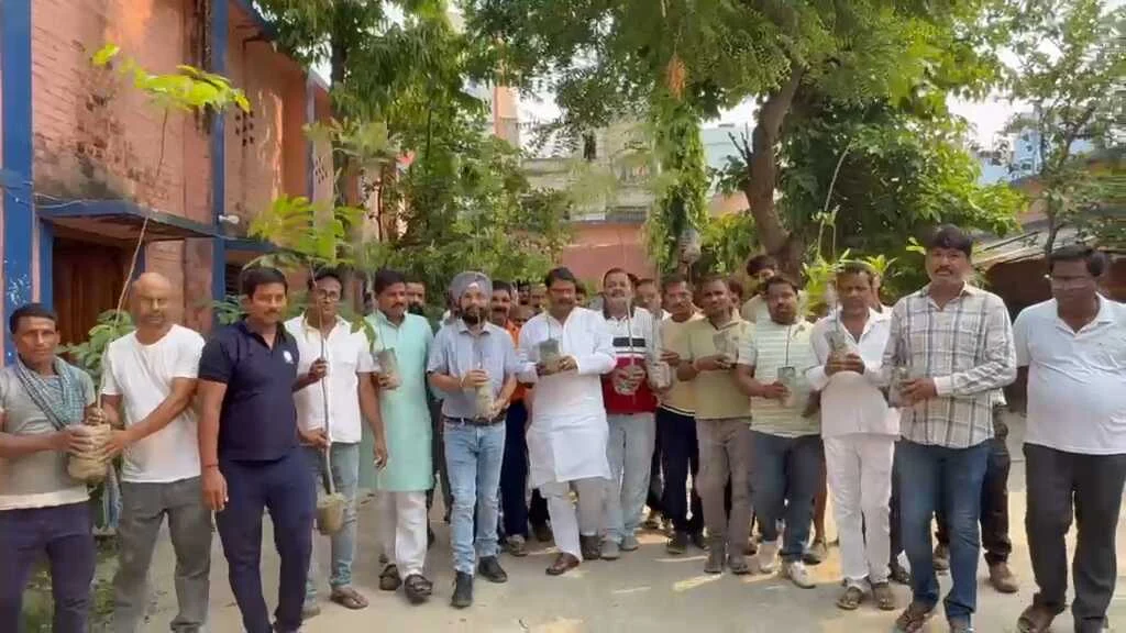 समस्तीपुर में अनूठी पहल: मॉडल इंटर स्कूल के पास-आउट छात्रों ने परिसर में लगाए 200 से अधिक पौधे, MLC डॉ. तरुण चौधरी ने किया नेतृत्व 4