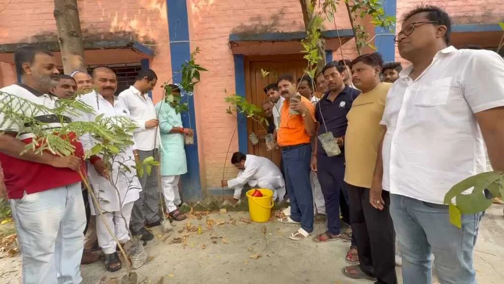समस्तीपुर में अनूठी पहल: मॉडल इंटर स्कूल के पास-आउट छात्रों ने परिसर में लगाए 200 से अधिक पौधे, MLC डॉ. तरुण चौधरी ने किया नेतृत्व 2
