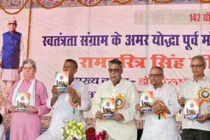 बीहट RCS कॉलेज में बड़ा आयोजन: प्रो. पुरुषोत्तम अग्रवाल और मदन मोहन झा समेत कई दिग्गजों ने किया रामचरित्र सिंह की मूर्ति का किया अनावरण 8