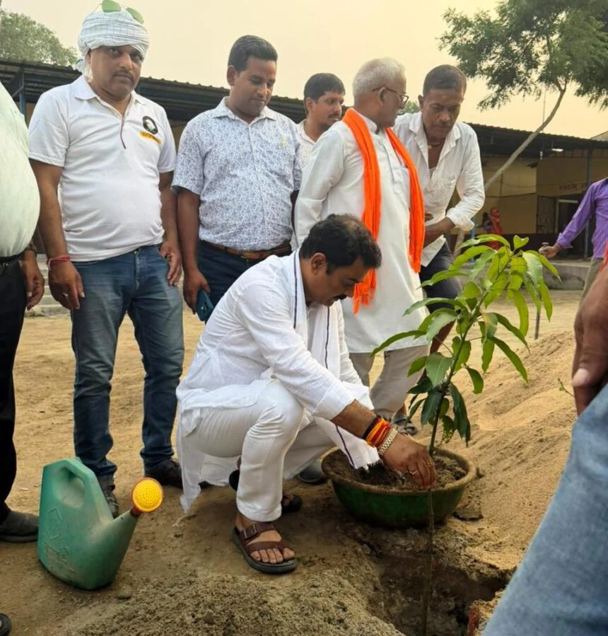 विश्व पर्यावरण दिवस पर तेघड़ा गौशाला परिसर में विधायक रजनीश कुमार ने किया वृक्षारोपण 1