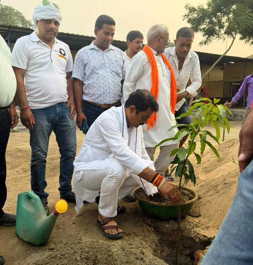 विश्व पर्यावरण दिवस पर तेघड़ा गौशाला परिसर में विधायक रजनीश कुमार ने किया वृक्षारोपण 5
