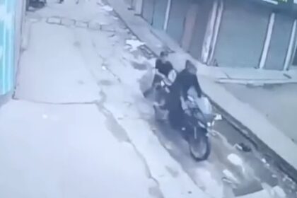 बेगूसराय में बेखौफ अपराधी: दिनदहाड़े महिला के गले से चेन झपटकर हुए फरार, CCTV में कैद हुई वारदात 55