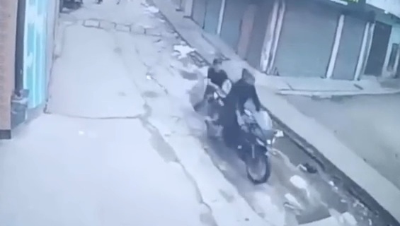 बेगूसराय में बेखौफ अपराधी: दिनदहाड़े महिला के गले से चेन झपटकर हुए फरार, CCTV में कैद हुई वारदात 5