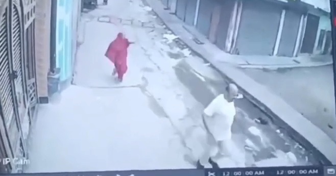 बेगूसराय में बेखौफ अपराधी: दिनदहाड़े महिला के गले से चेन झपटकर हुए फरार, CCTV में कैद हुई वारदात 2