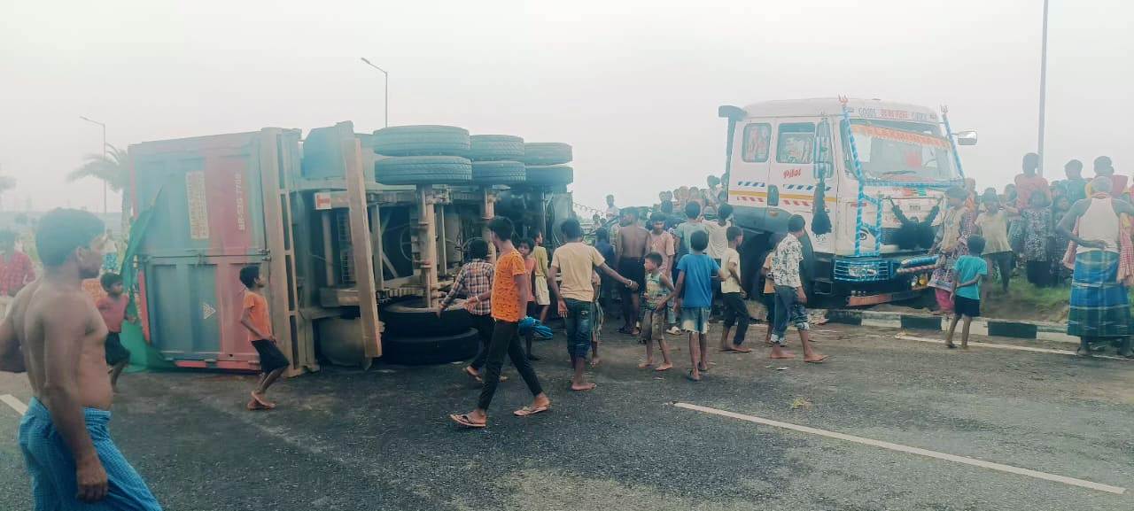 सिक्स लेन पुल पर टायर फटने से पलटा ट्रैलर, सड़क पर बिखरी गिट्टी, चालक सुरक्षित 2