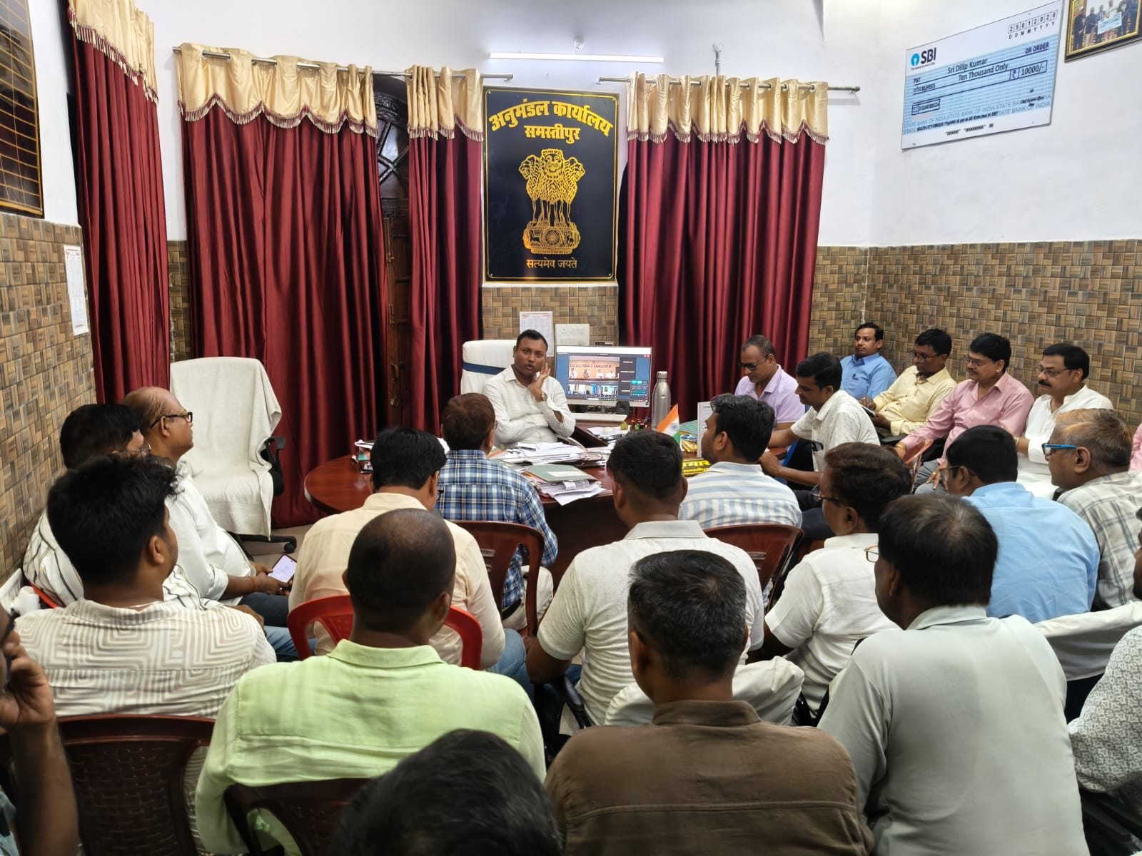 समस्तीपुर: 50 साल पुराने रेलवे ओवरब्रिज की होगी मरम्मत, आवश्यक वस्तुओं की आपूर्ति को लेकर SDO ने की बैठक 2