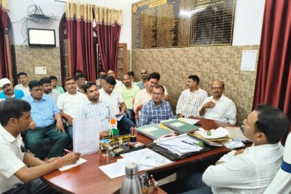 समस्तीपुर: 50 साल पुराने रेलवे ओवरब्रिज की होगी मरम्मत, आवश्यक वस्तुओं की आपूर्ति को लेकर SDO ने की बैठक 2