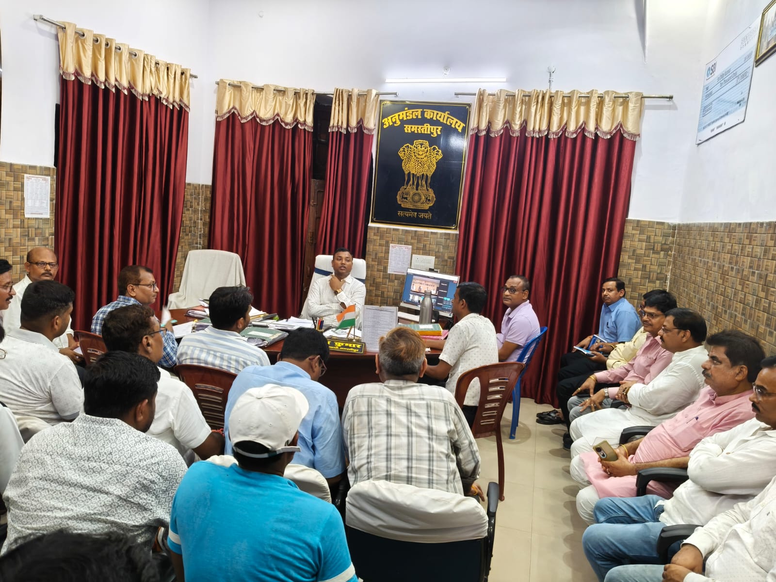 समस्तीपुर: 50 साल पुराने रेलवे ओवरब्रिज की होगी मरम्मत, आवश्यक वस्तुओं की आपूर्ति को लेकर SDO ने की बैठक 3