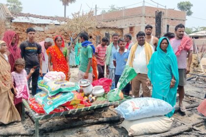 समस्तीपुर : जनप्रतिनिधियों की बेरुखी के बीच आगे आए समाजसेवी राजू सहनी, अग्निपीड़ितों को दिया 6 महीने का राशन, कपड़े और नकद 23