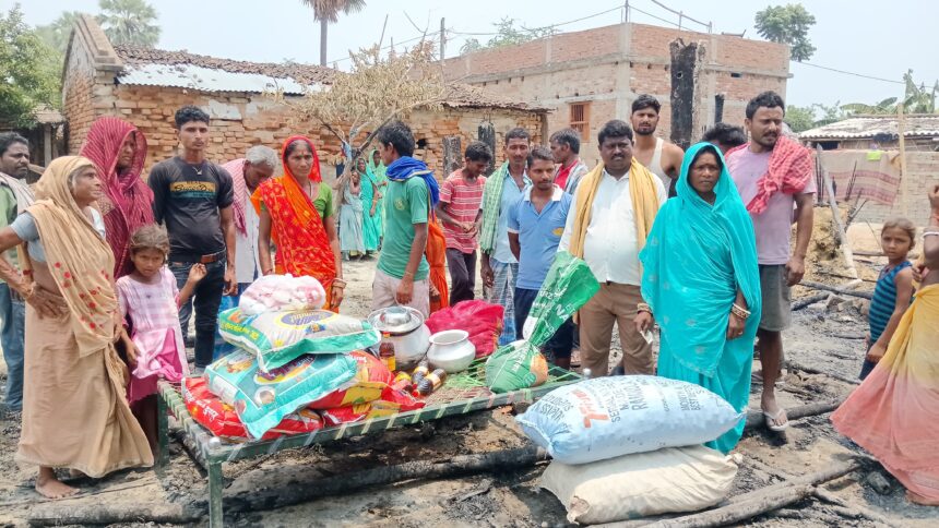 समस्तीपुर : जनप्रतिनिधियों की बेरुखी के बीच आगे आए समाजसेवी राजू सहनी, अग्निपीड़ितों को दिया 6 महीने का राशन, कपड़े और नकद 1