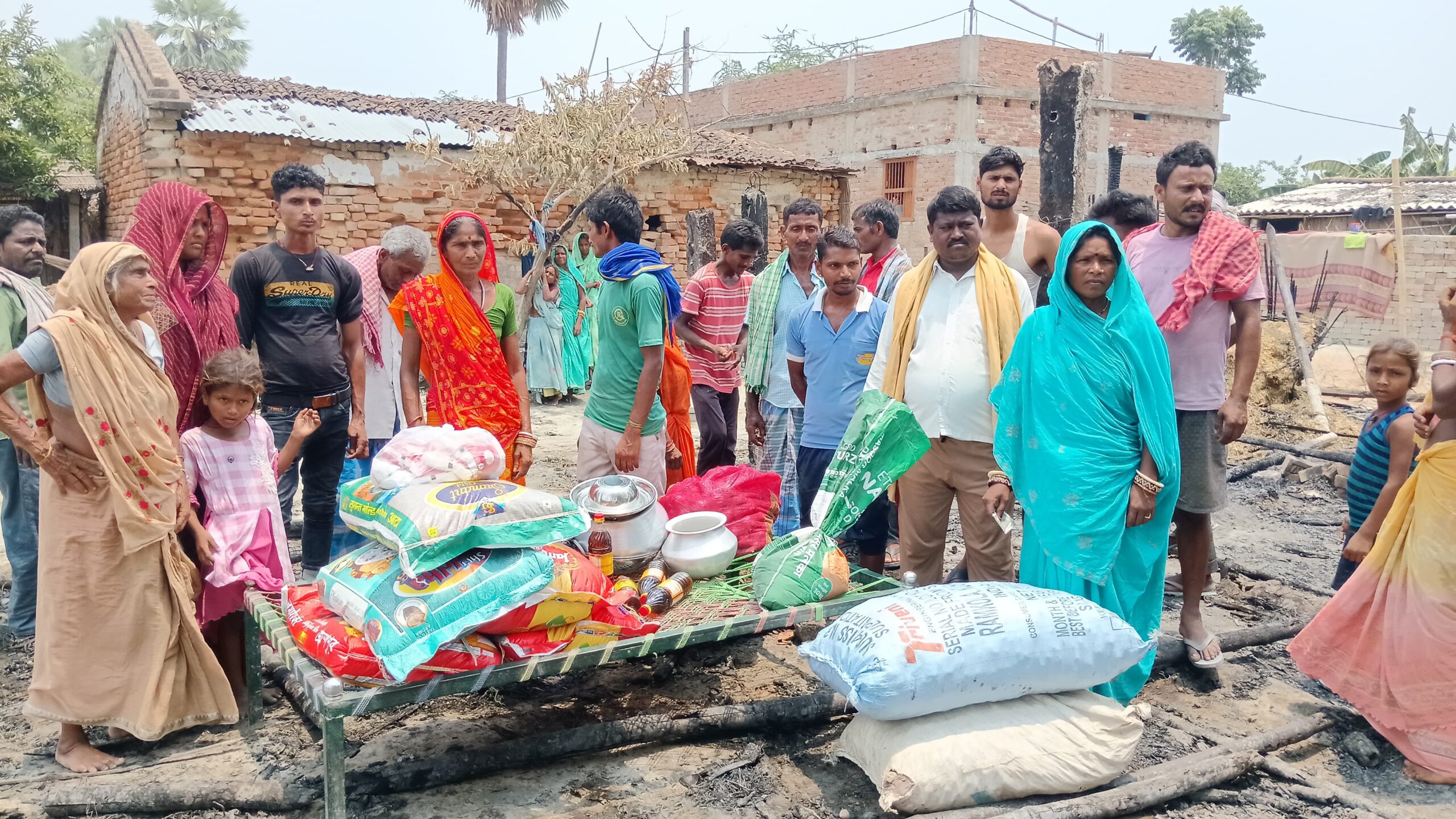 समस्तीपुर : जनप्रतिनिधियों की बेरुखी के बीच आगे आए समाजसेवी राजू सहनी, अग्निपीड़ितों को दिया 6 महीने का राशन, कपड़े और नकद 5