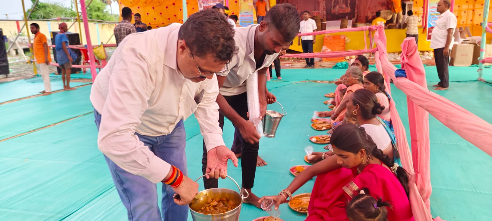 नालंदा: विशाल भंडारे के साथ श्रीमद्भागवत कथा महोत्सव का हुआ समापन, 20 हजार श्रद्धालुओं ने ग्रहण किया प्रसाद 3