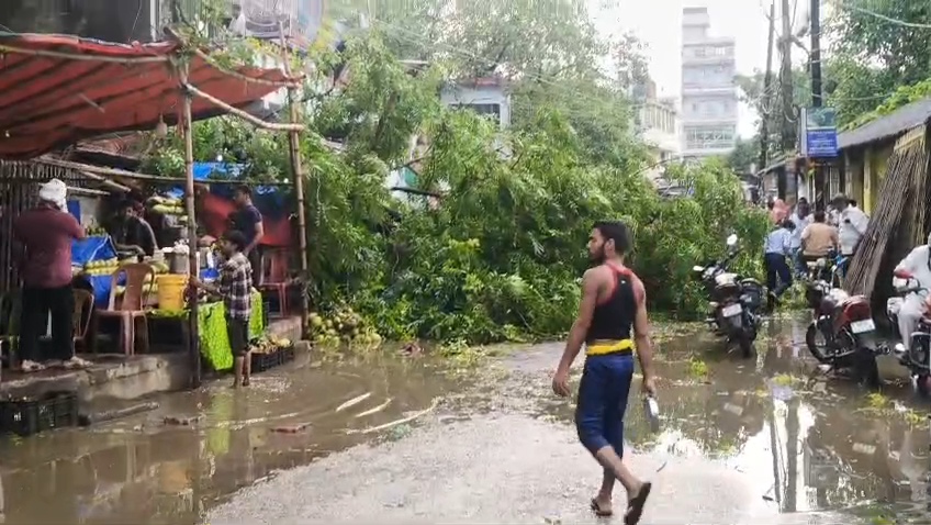 बेगूसराय में मौसम का रौद्र रूप: आंधी-तूफान और मूसलाधार बारिश से शहर बेपटरी, उड़ गए दुकानों के तिरपाल और होर्डिंग 2