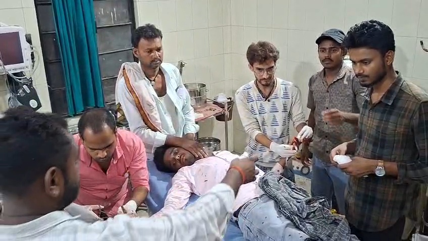 समस्तीपुर में कूरता: गांजा पीने से मना करने पर युवक को मारी चाकू, सदर अस्पताल में हंगामा 2