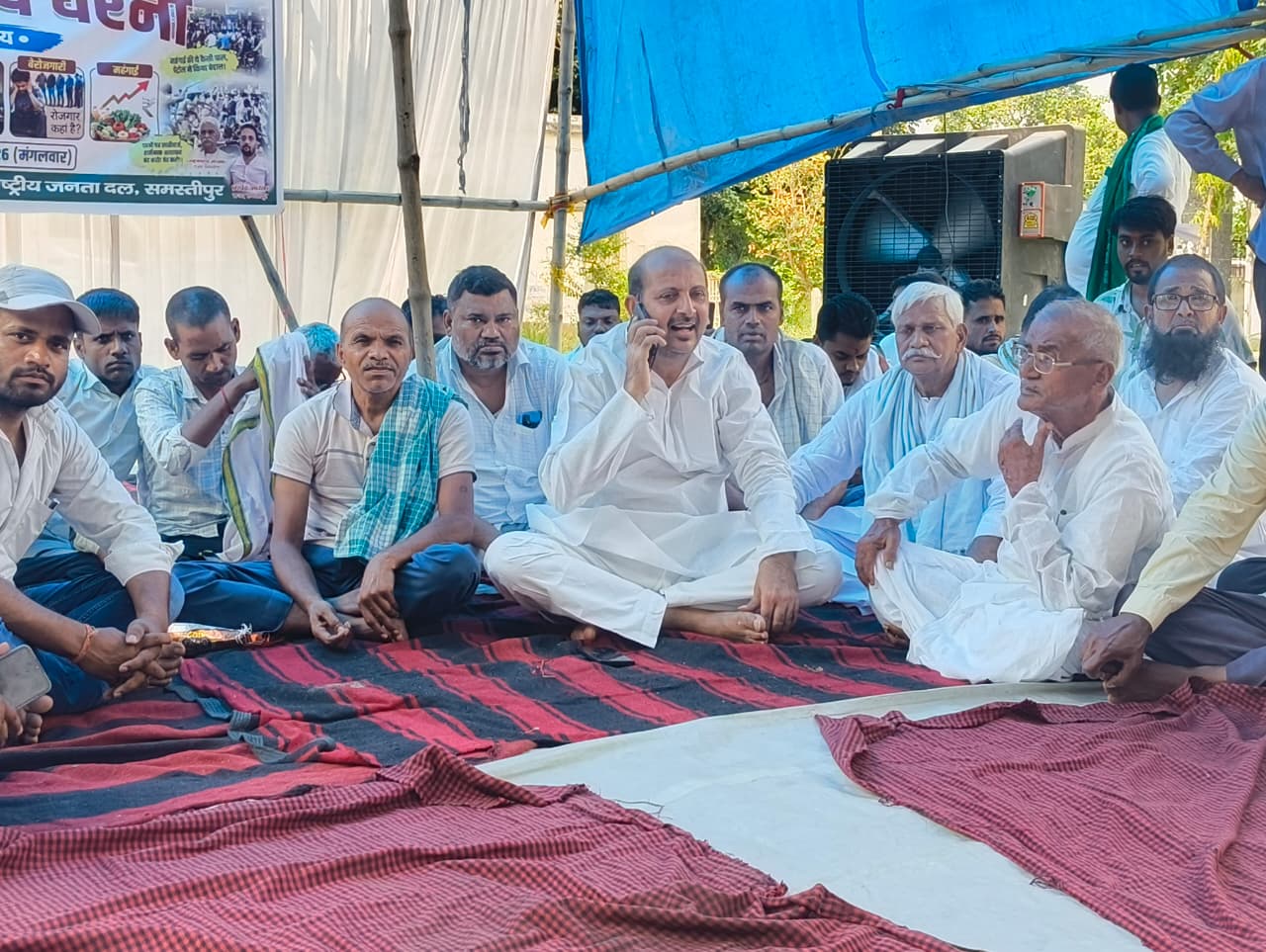 समस्तीपुर में राजद का हल्ला बोल: महंगाई, भ्रष्टाचार और ध्वस्त कानून-व्यवस्था के खिलाफ ब्लॉक मुख्यालय पर जोरदार धरना 3