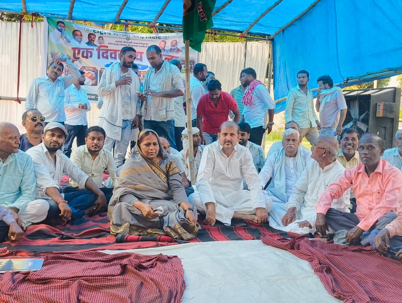 समस्तीपुर में राजद का हल्ला बोल: महंगाई, भ्रष्टाचार और ध्वस्त कानून-व्यवस्था के खिलाफ ब्लॉक मुख्यालय पर जोरदार धरना 2